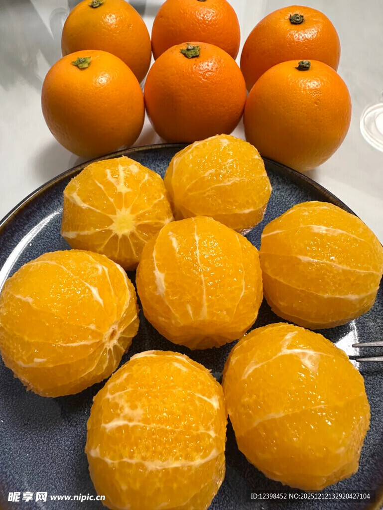 新鲜剥壳橘子与整颗橘子