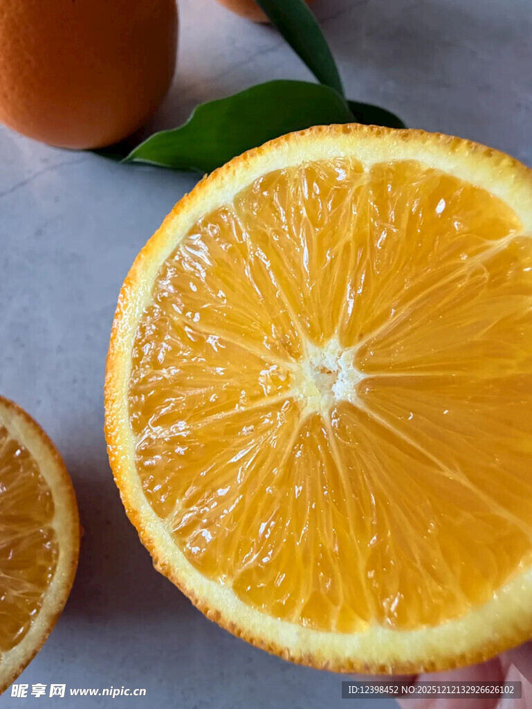 新鲜切开的多汁橙子