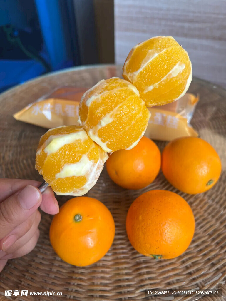 剥开的橙子与整颗橙子