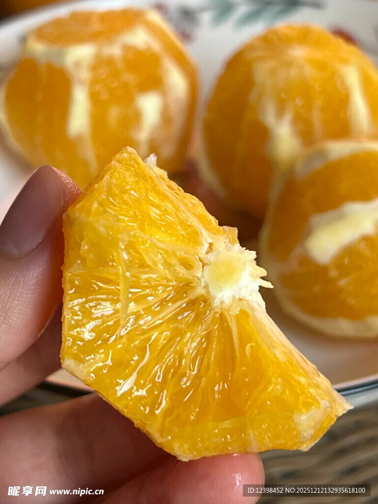 手捧鲜切多汁橙子果肉