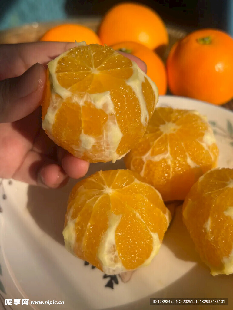 手捧剥开的新鲜多汁橘子