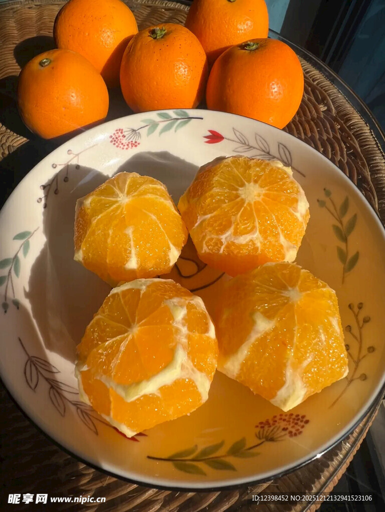 盘中剥好的新鲜橘子