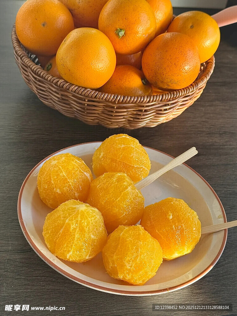 新鲜剥好的橘子与整果