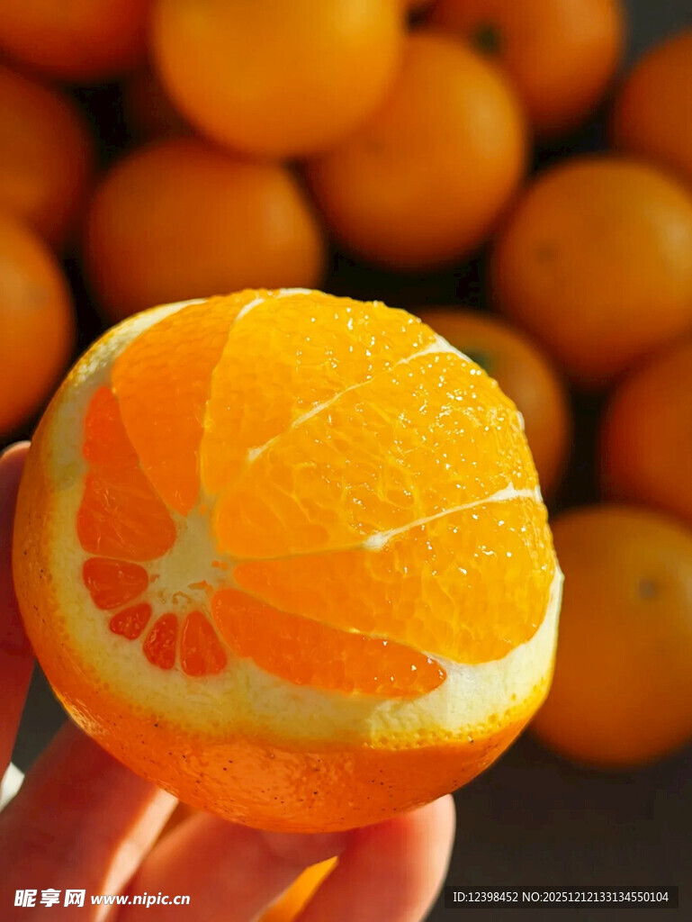 手捧剥开的新鲜橙子