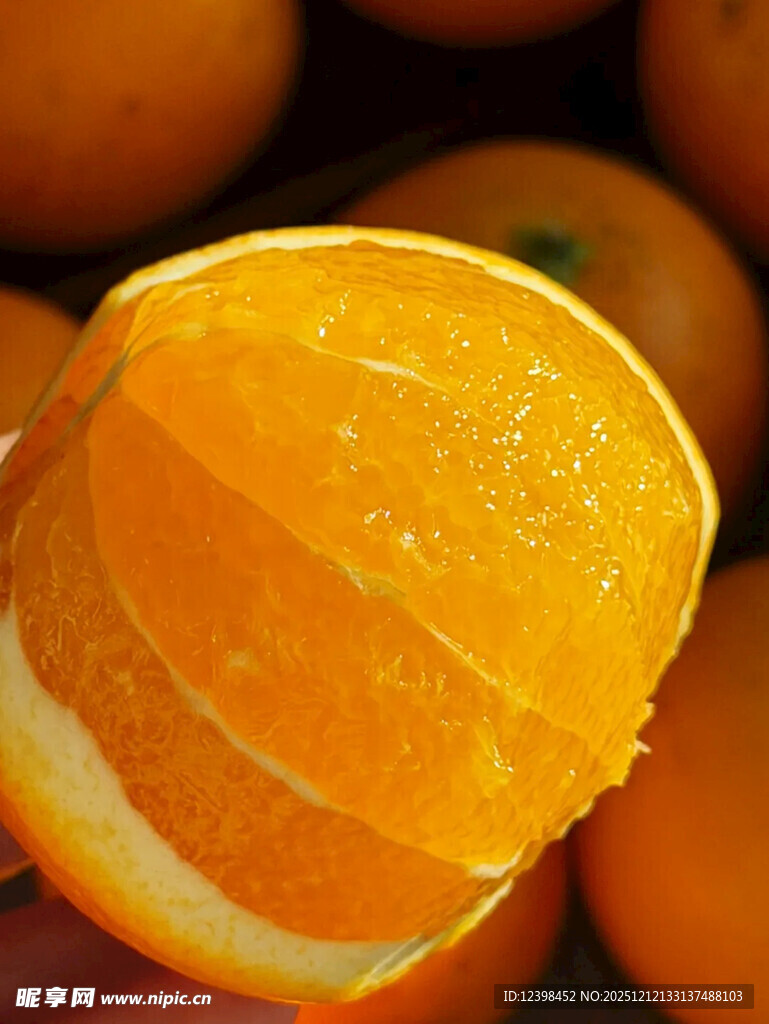 剥开的新鲜橙子果肉