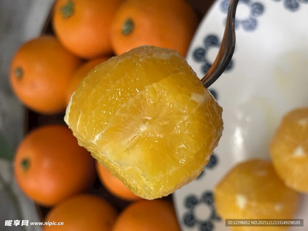 剥开的新鲜橘子果肉诱人