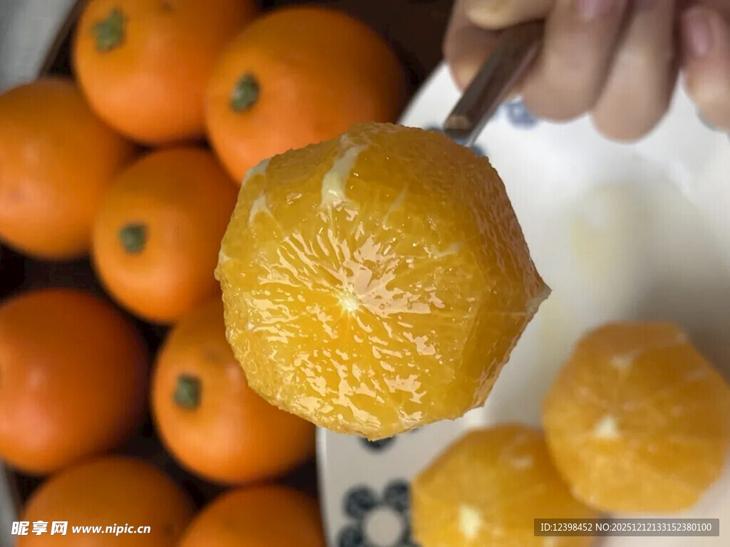 剥开的新鲜橙子