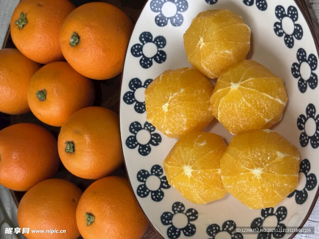 盘中橘球与堆旁鲜橙