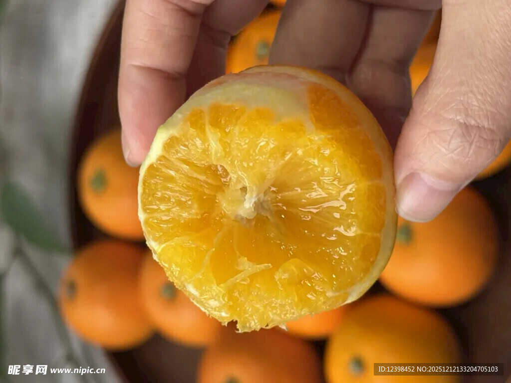 手捧剥开的新鲜多汁橙子
