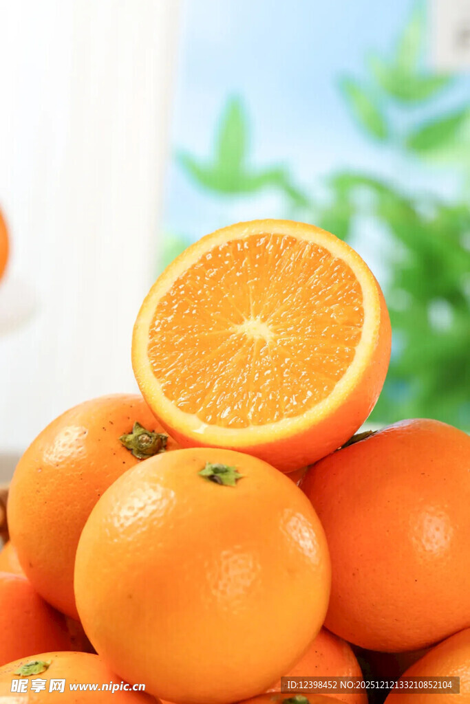 一堆新鲜橙子堆叠