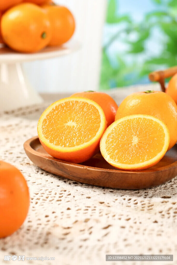 新鲜橙子摆放在木盘上