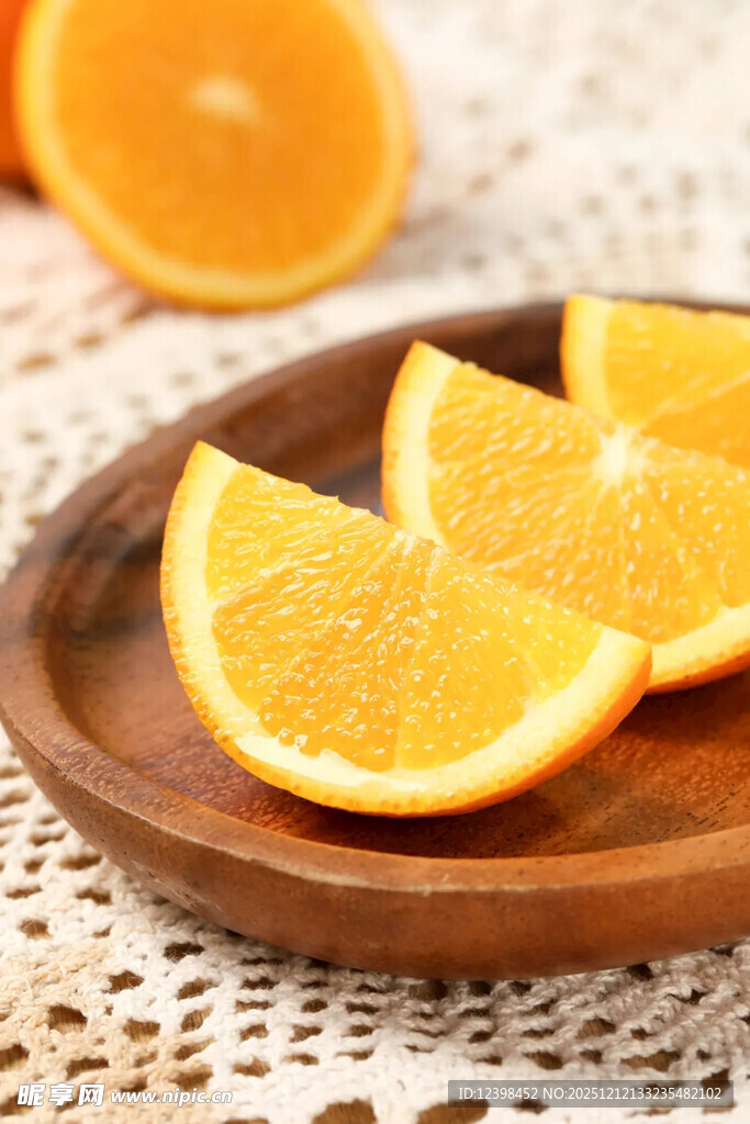 木盘上的新鲜橙子切片