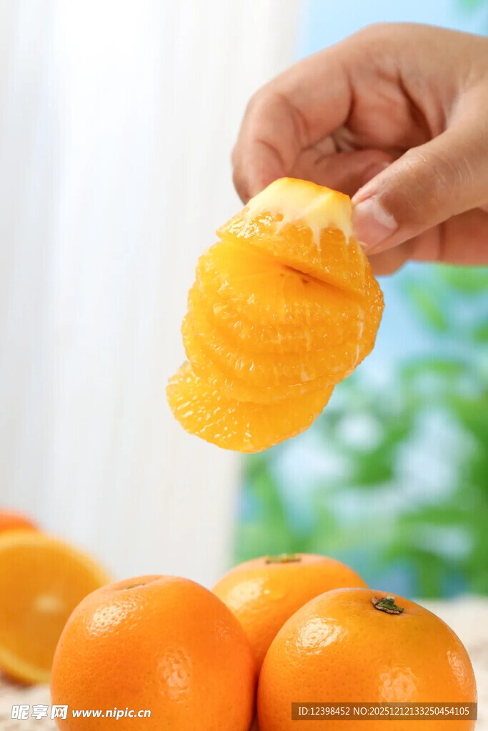 手剥新鲜橙子果肉