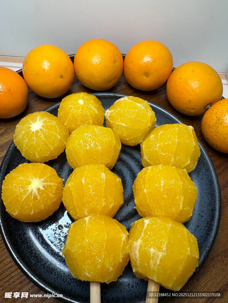竹签串起的剥壳橘子和橙