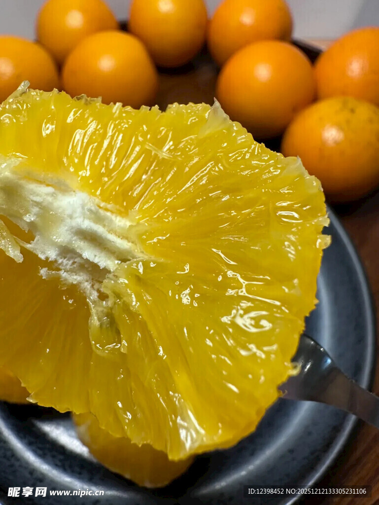 切开的多汁黄橙