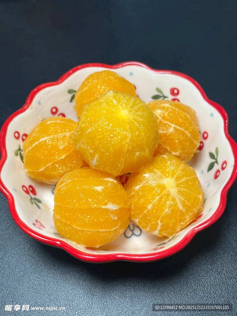 盘中剥好的新鲜橘子