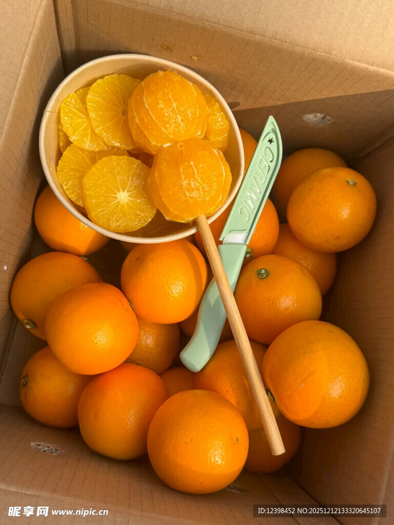 纸箱中的鲜橙与剥好的橘子