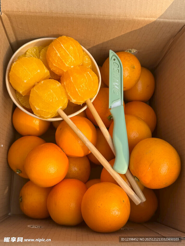 纸箱中的鲜橙与滤网