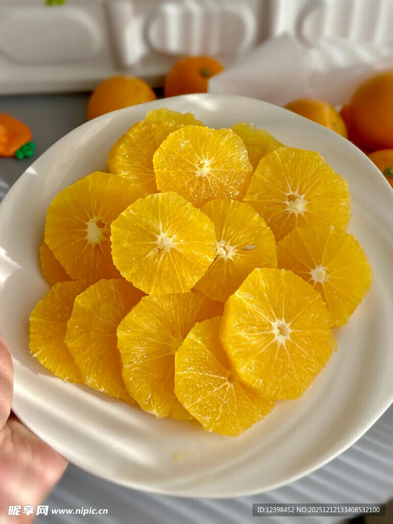 新鲜切片橙子摆于盘中