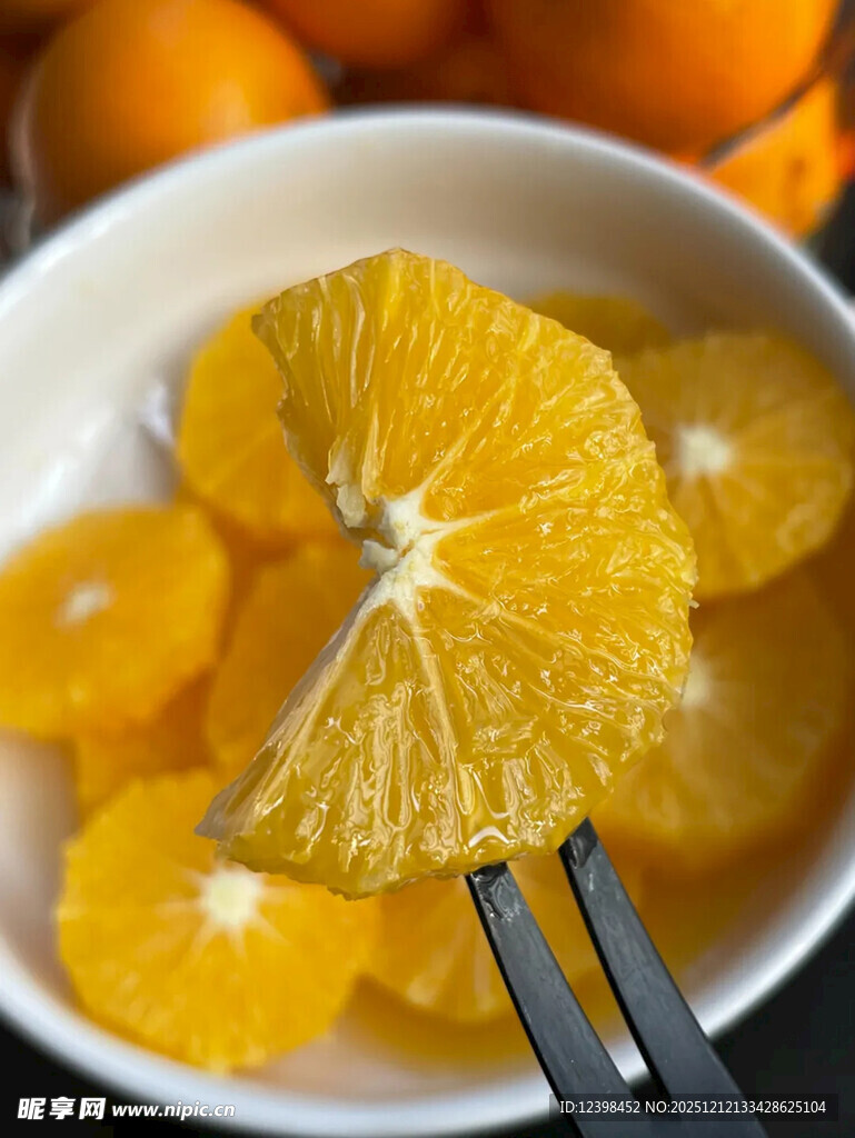 叉子上的鲜切橙子果肉