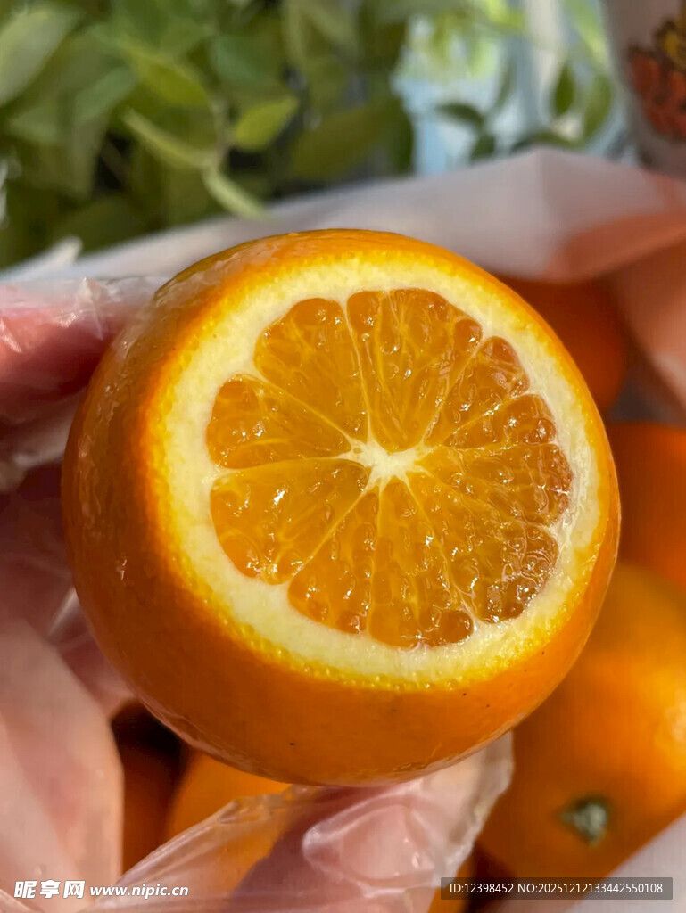 手捧鲜切橙子特写