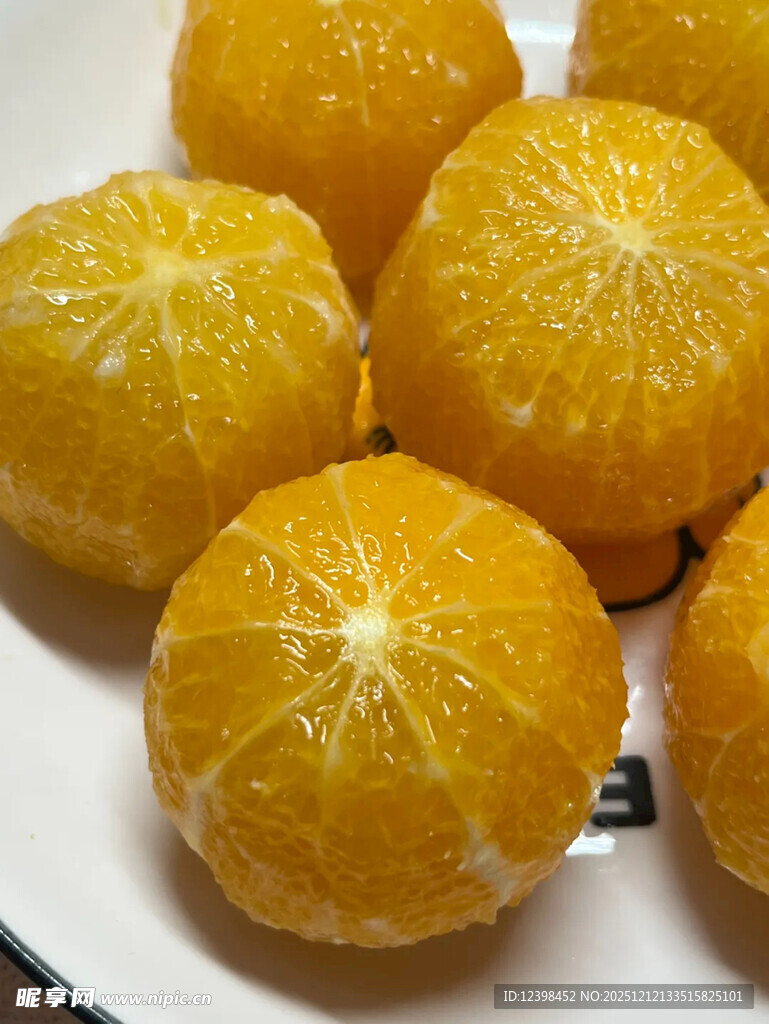 新鲜剥壳橘子摆于盘中