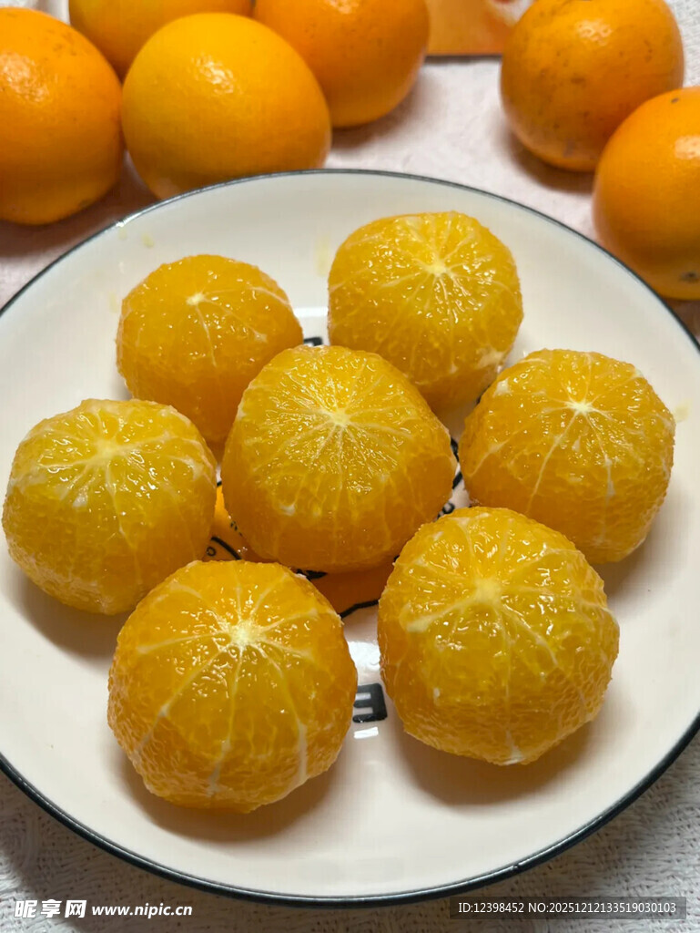 盘中剥好的新鲜黄澄澄橘子