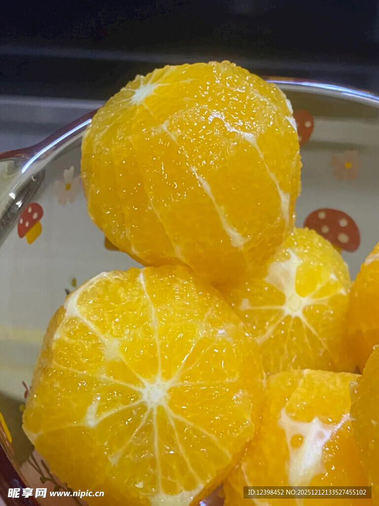 新鲜剥好的多汁橙子