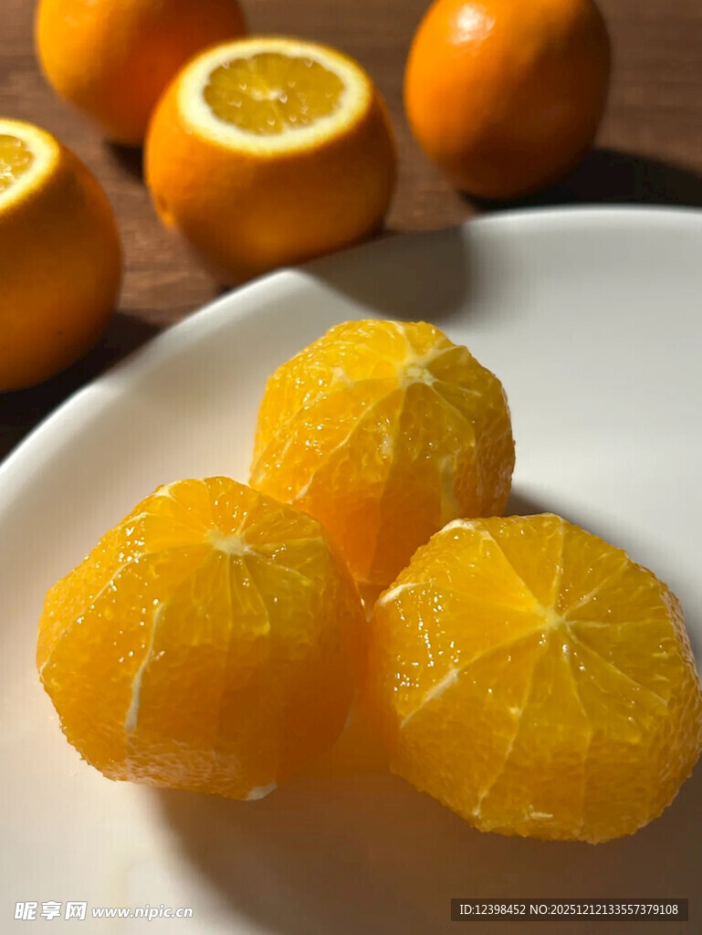新鲜剥开的美味橘子
