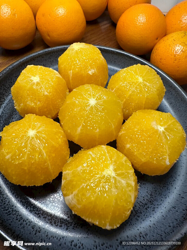 盘中剥好的新鲜黄橘子