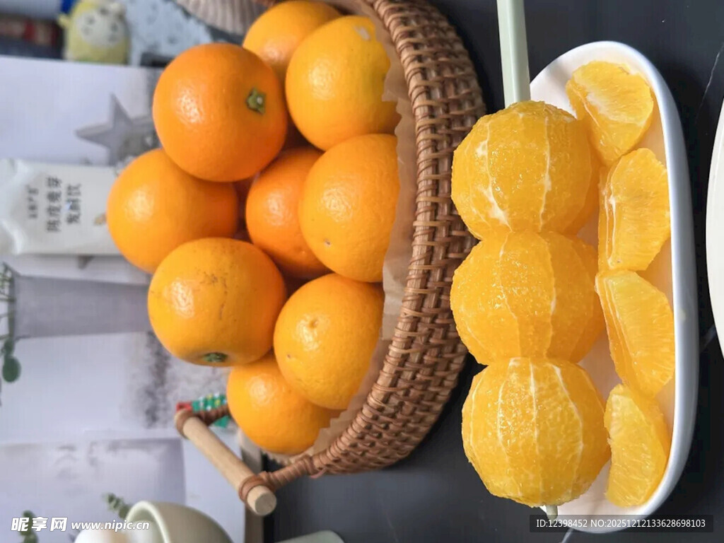 新鲜橙子与剥好的橙瓣