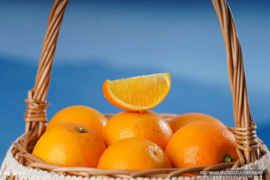 篮子里的新鲜橙子