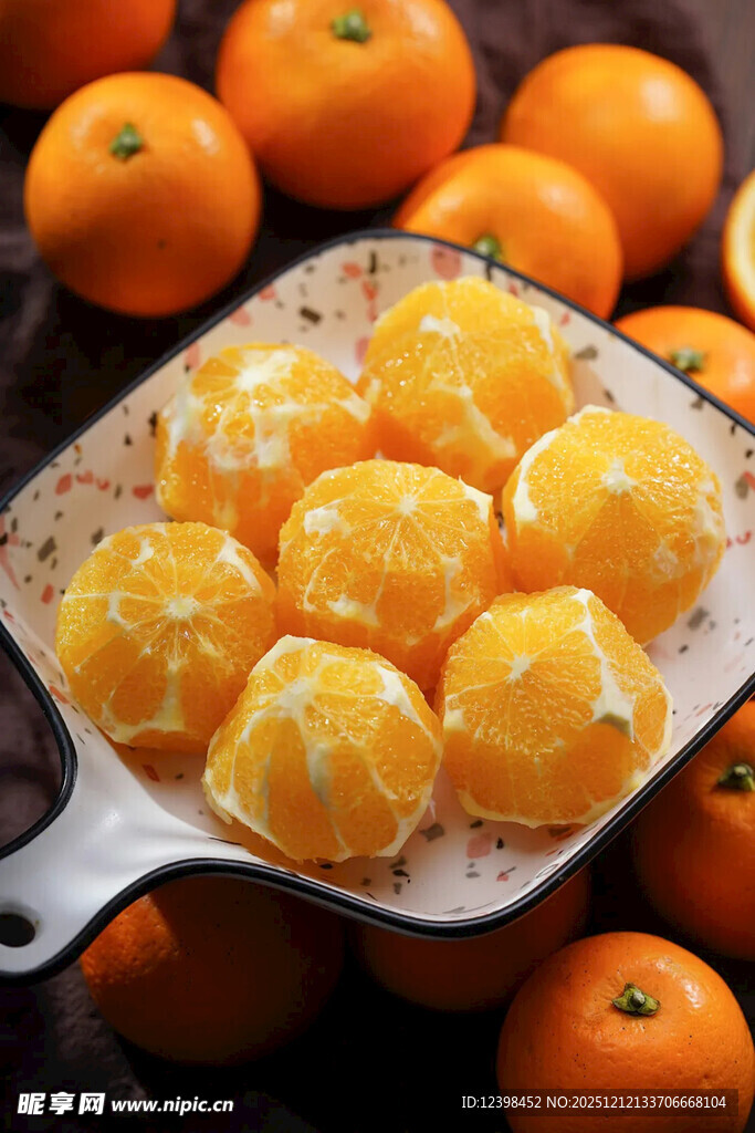 盘中剥好的新鲜甜橘子