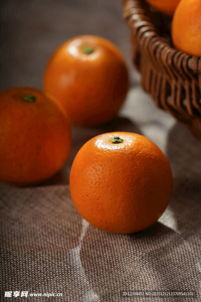 新鲜诱人的橘子摆放在桌前