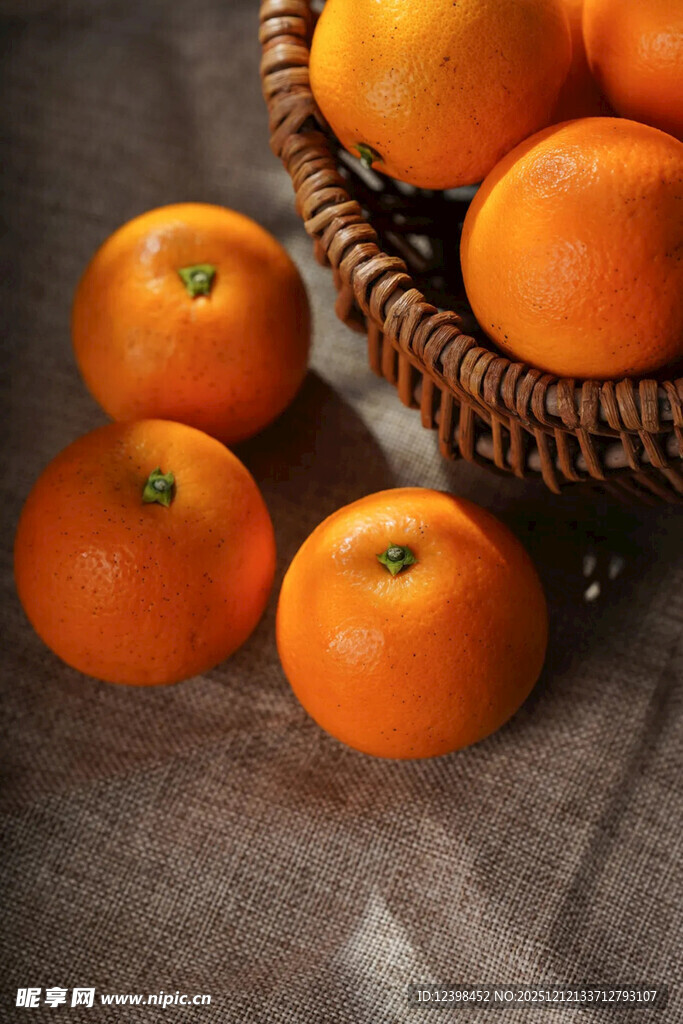 篮子里的新鲜橘子