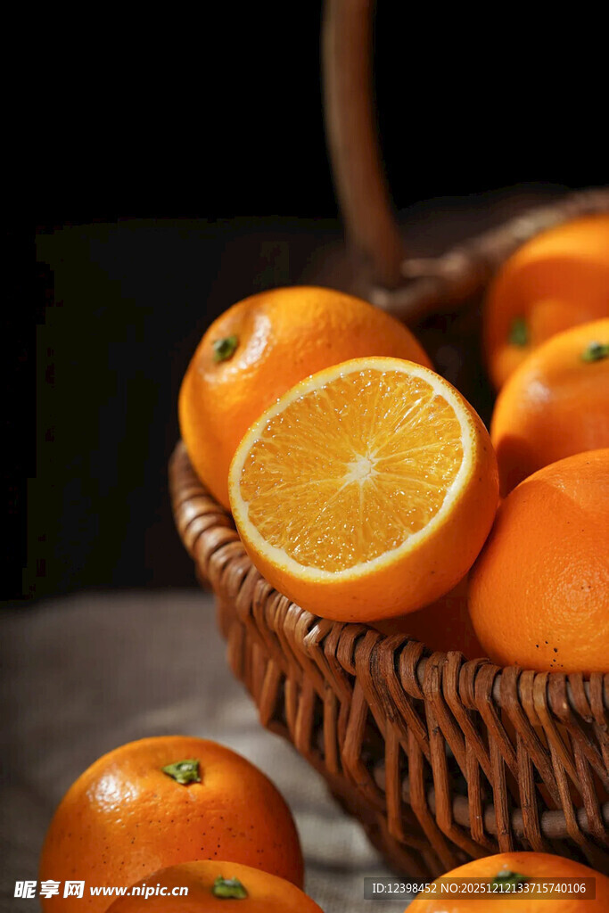 篮子里的新鲜橙子
