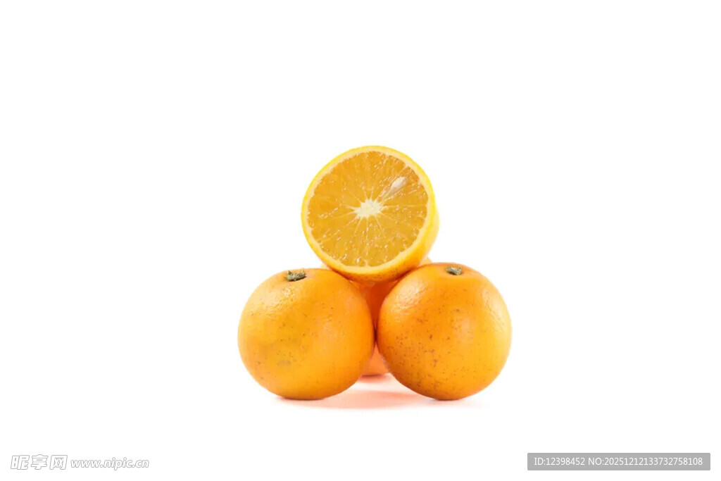 三个新鲜橙子堆叠