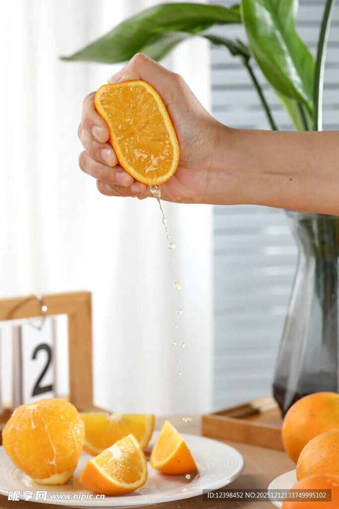 手剥橙子展示新鲜果肉