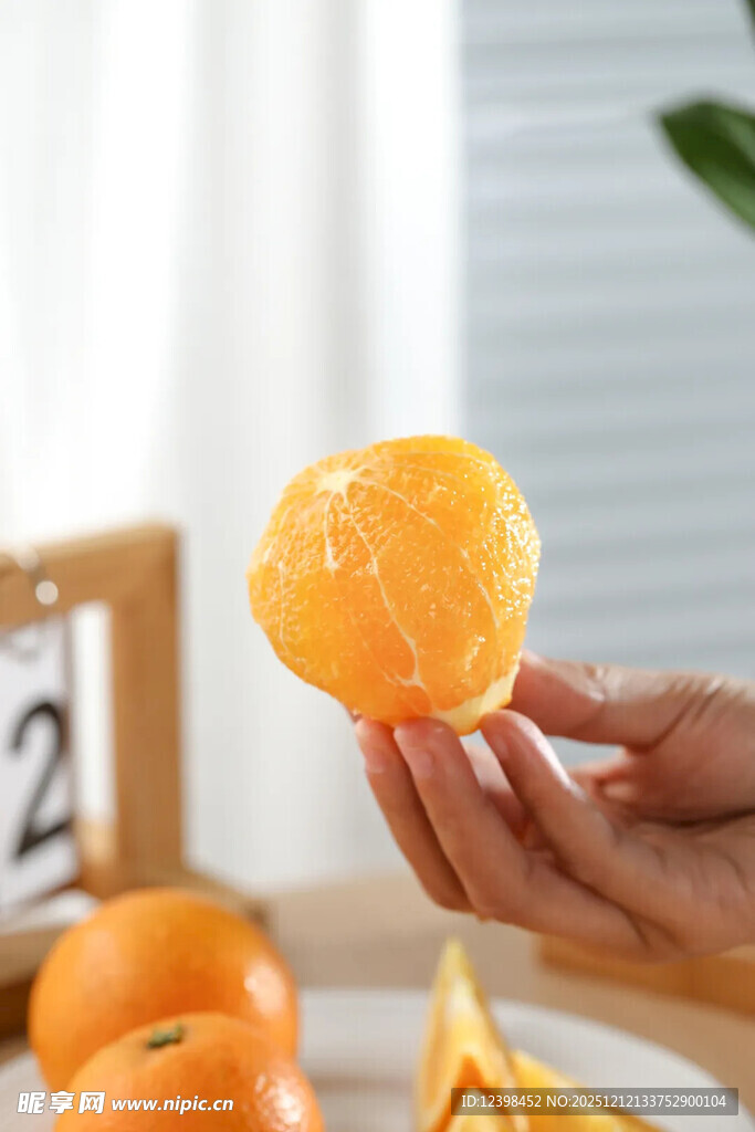 手捧新鲜剥开的多汁橘子
