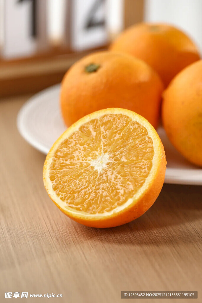 新鲜橙子摆放在木桌上