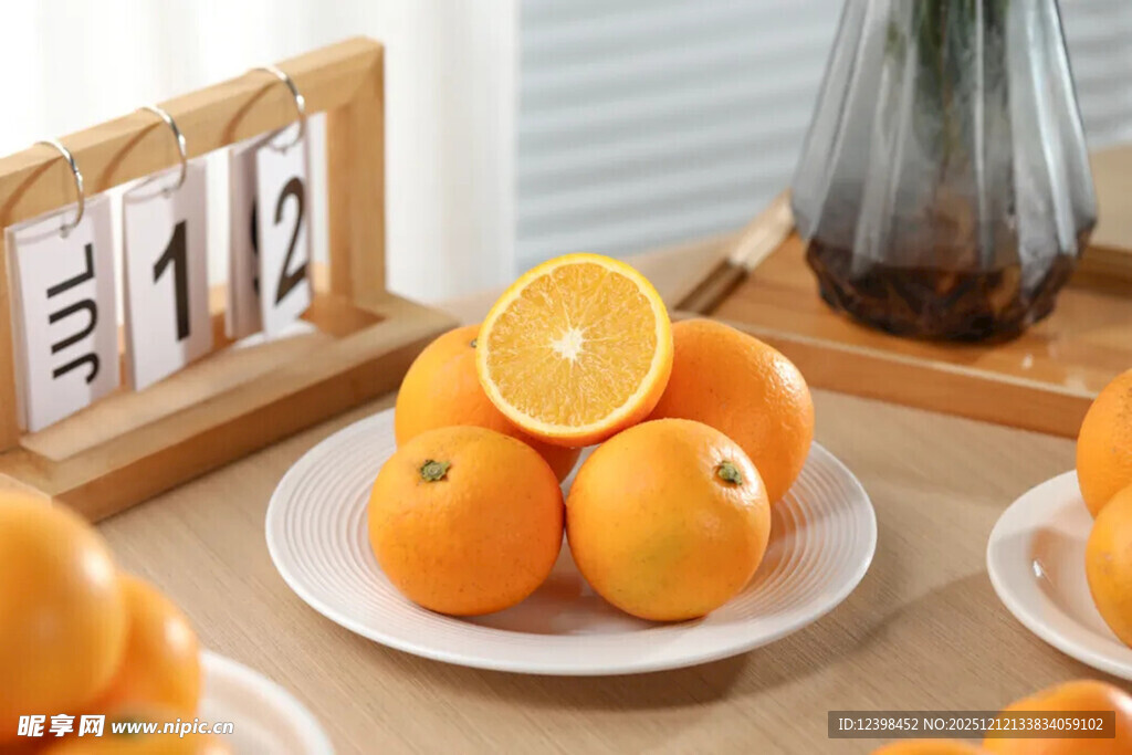 新鲜橙子摆放在盘中