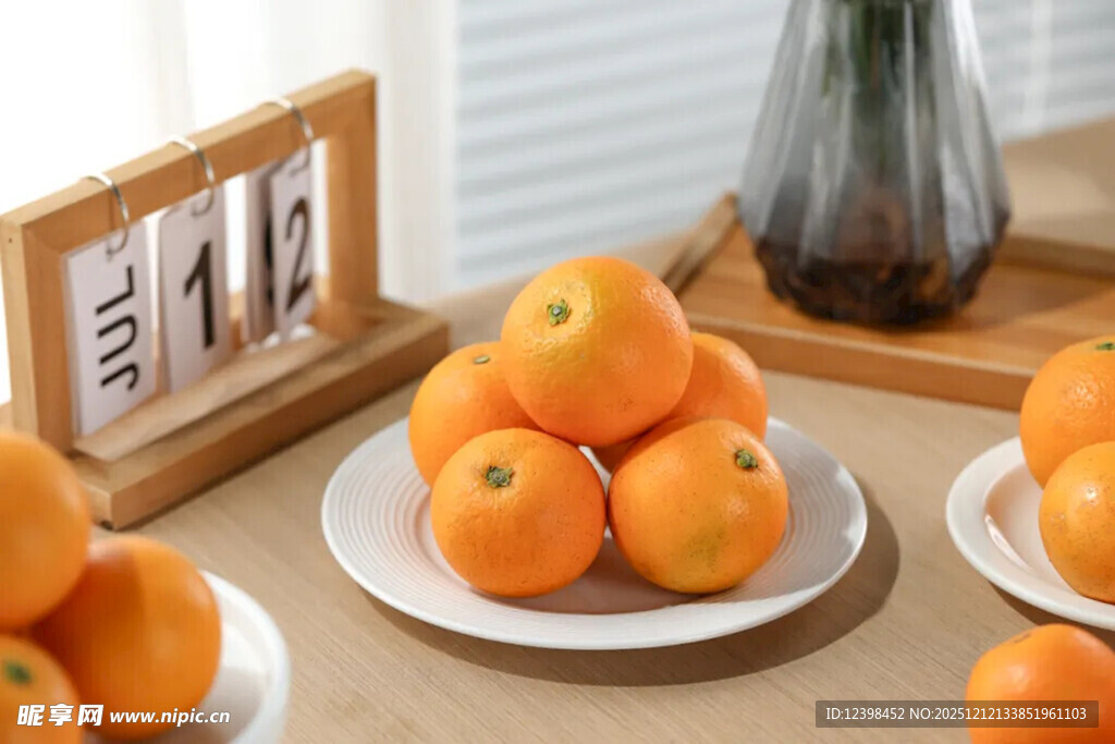 新鲜橘子摆放在木桌之上