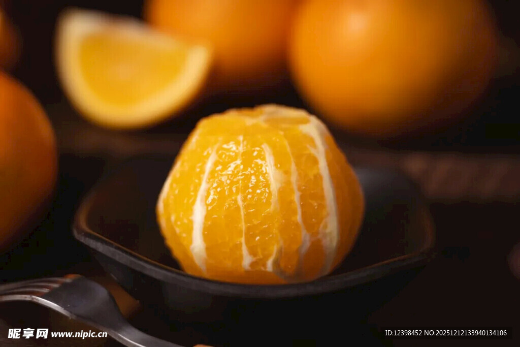 剥好的橙子与新鲜橙果