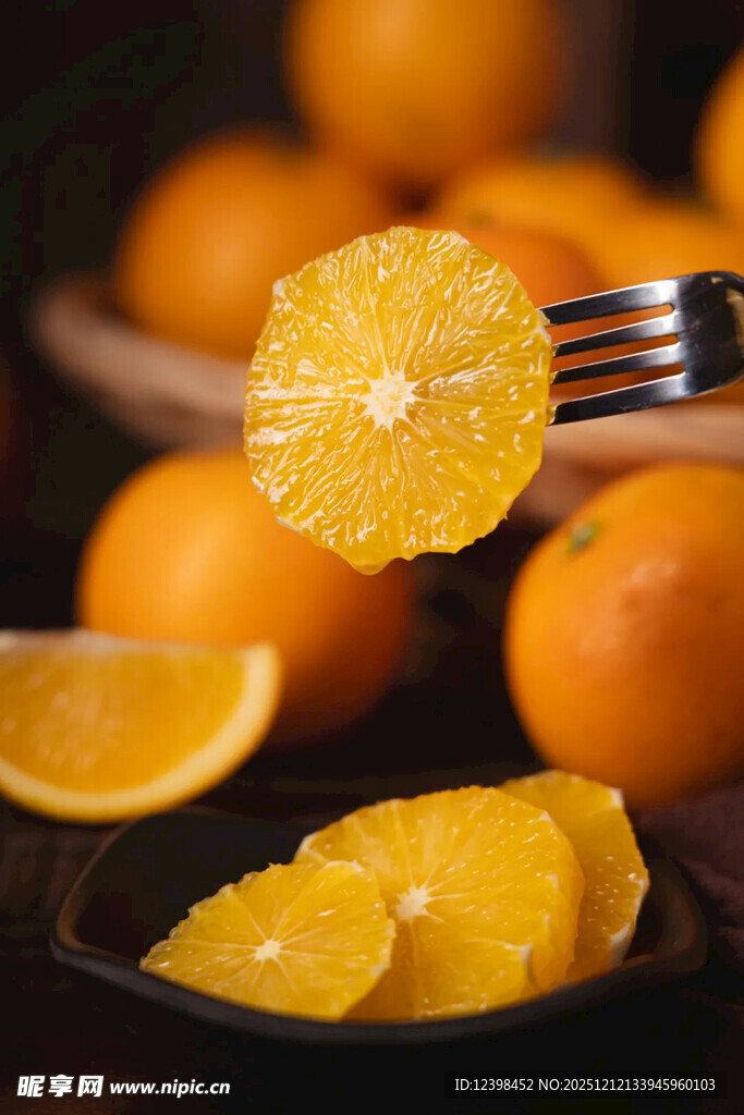 叉子上的新鲜橙子切片