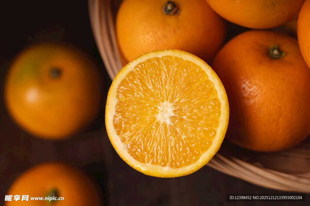 木篮中的鲜橙与半切橙子