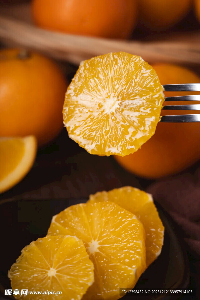 叉子上的新鲜橙子切片