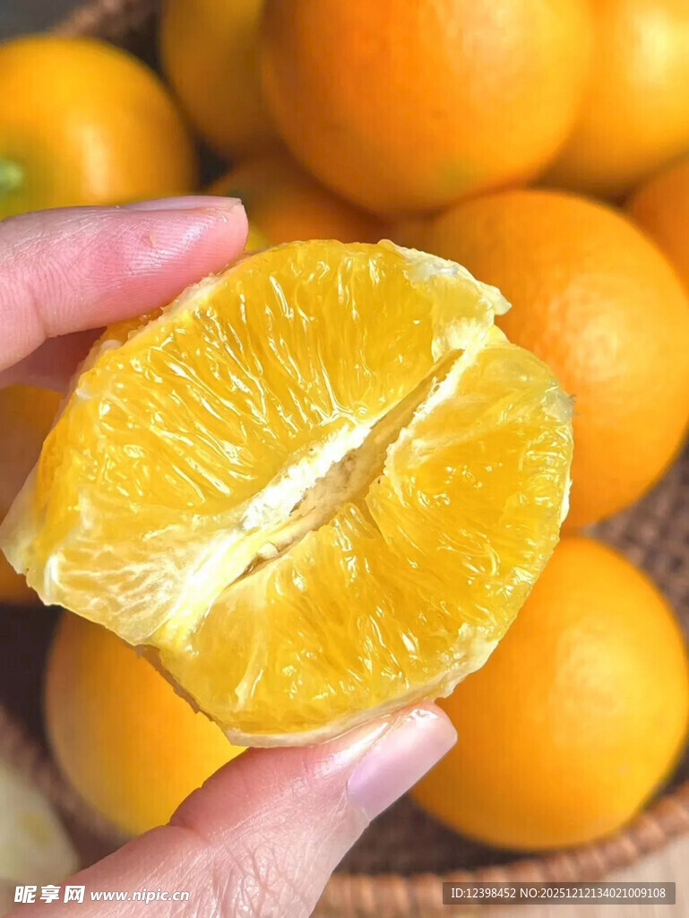 手捧剥开的新鲜多汁橘子