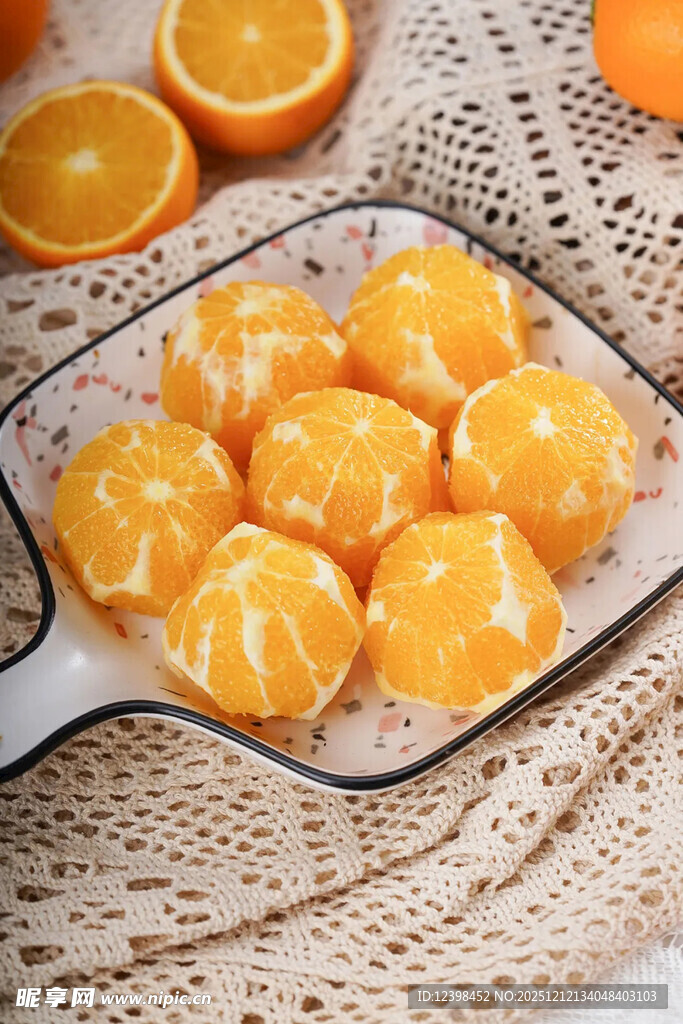 新鲜剥好的多汁橙子球