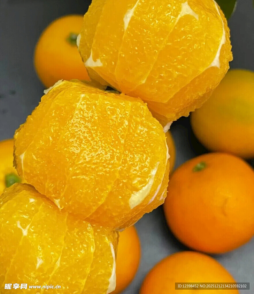 剥开的橘子与整颗橘子