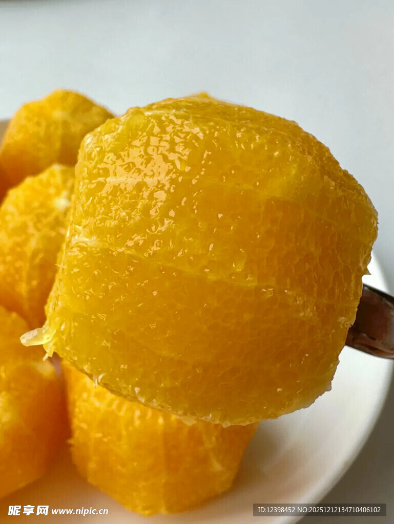 剥开的新鲜橙子果肉